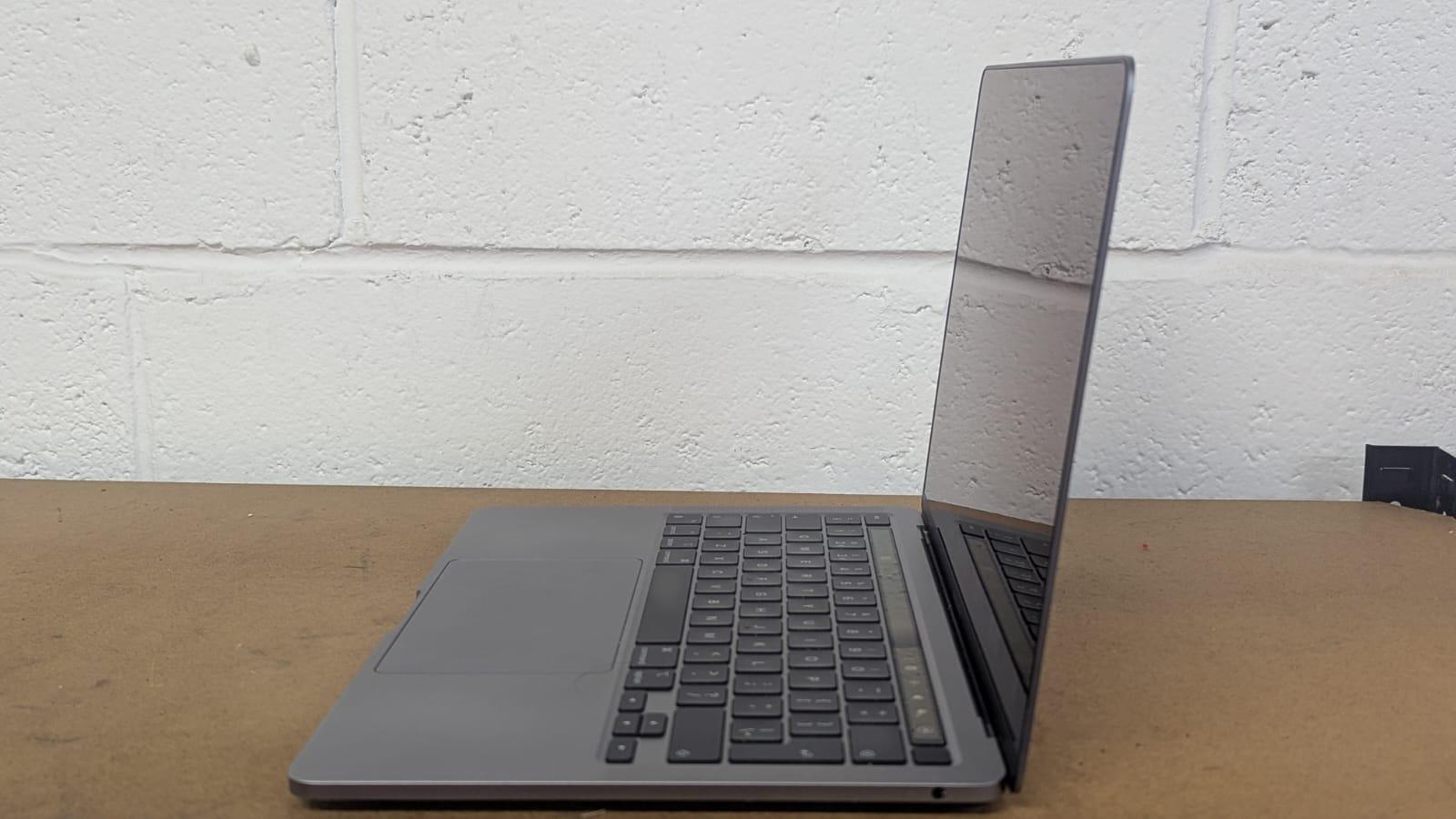  Apple MacBook M1 13.3 inch Retina Display 8GB RAM 256GB SSD
