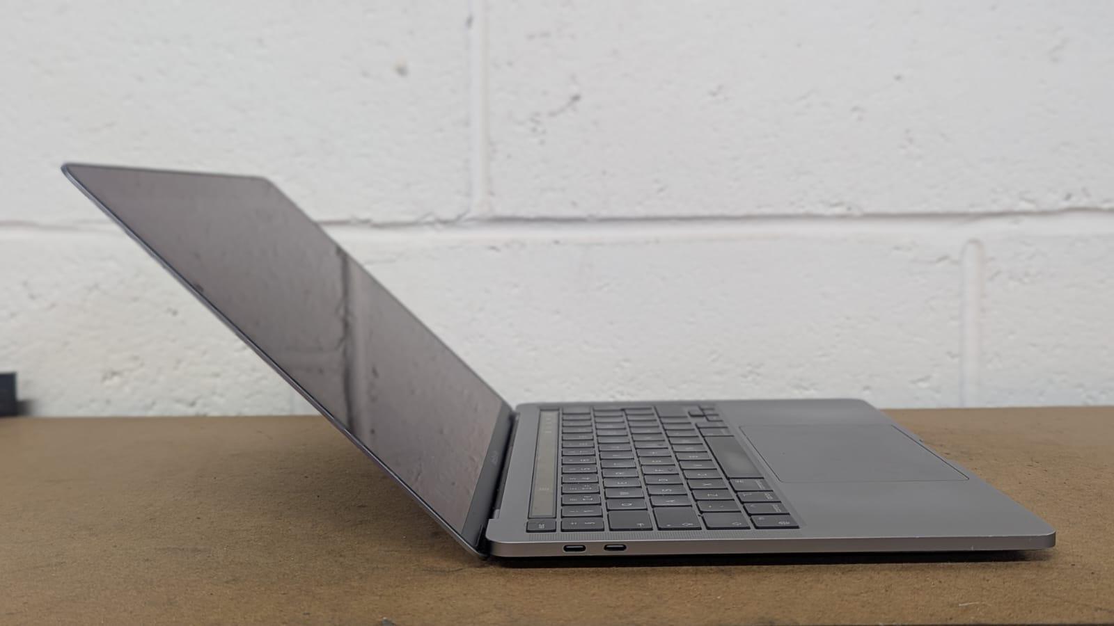 Apple MacBook M1 13.3 inch Retina Display 8GB RAM 256GB SSD
