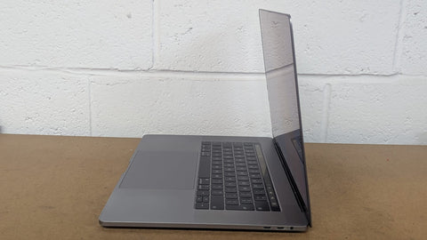 Apple MacBook Pro 2018 – 15.4” Retina | Intel Core i7 8th Gen Quad-Core @ 2.2GHz