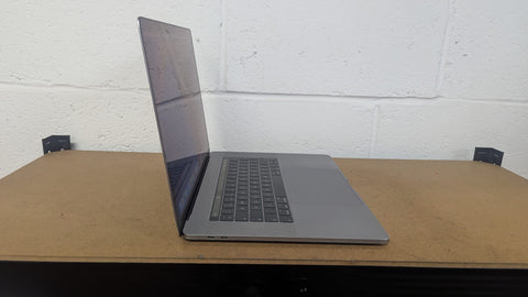 Apple MacBook Pro 2018 – 15.4” Retina | Intel Core i7 8th Gen Quad-Core @ 2.2GHz